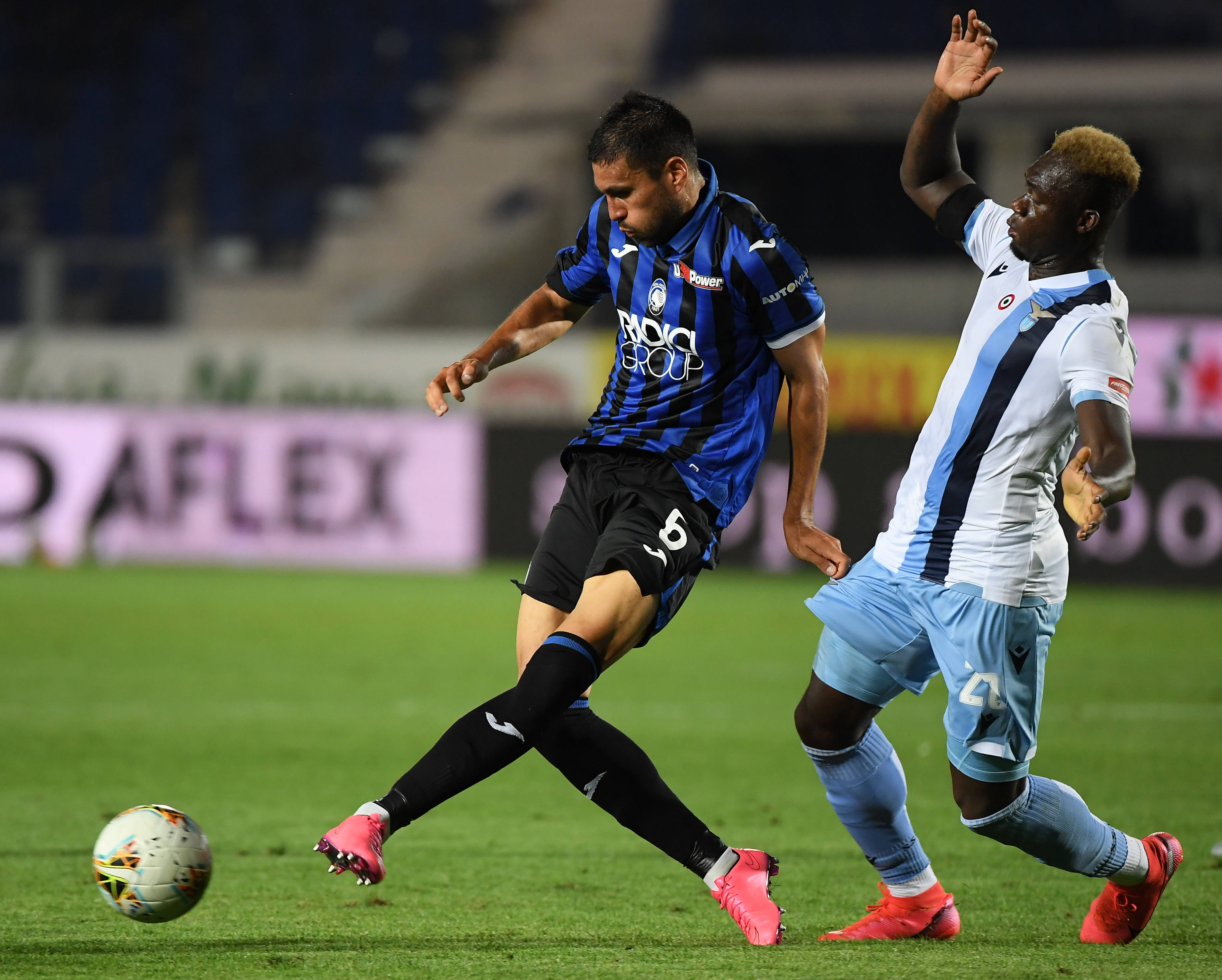 亚洲足球巨星备战重要比赛 亚洲足球巨星备战重要比赛