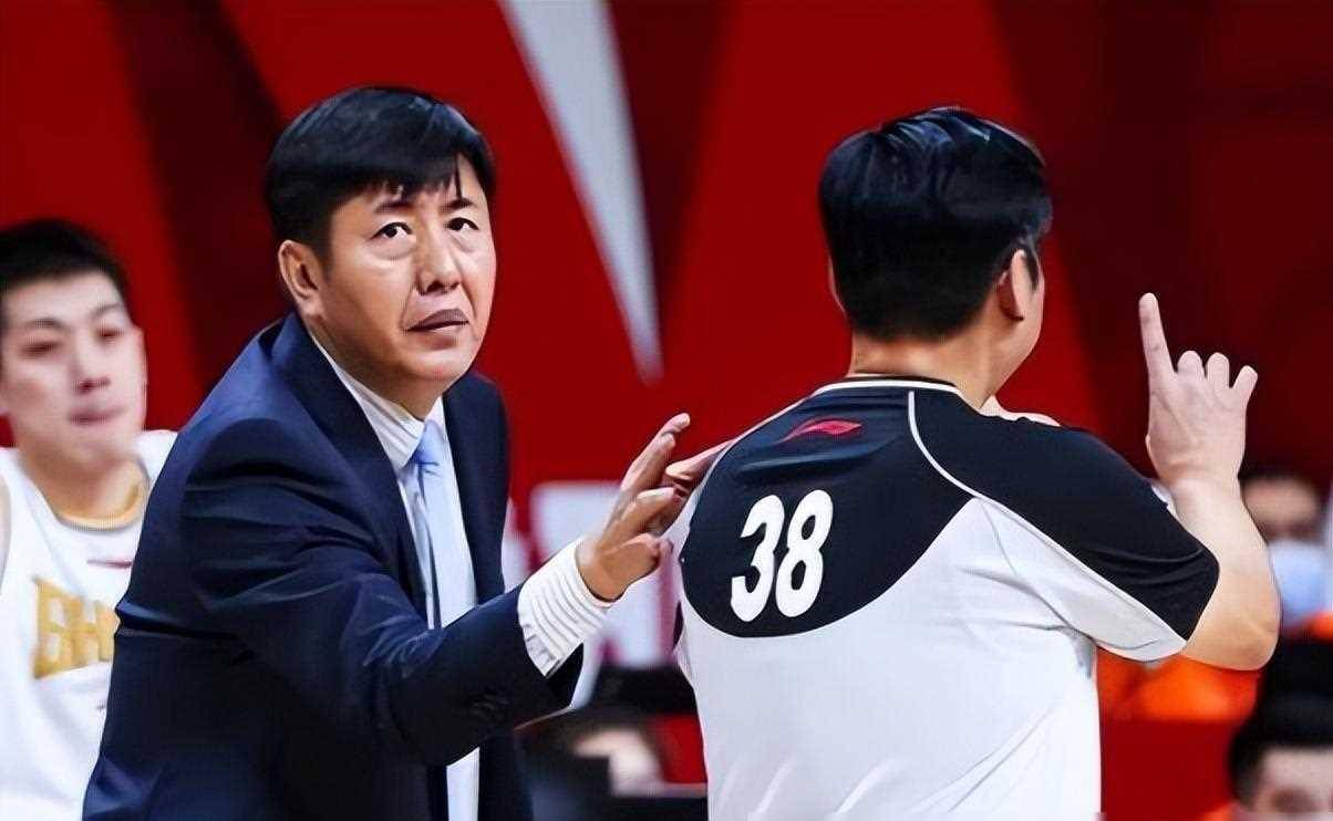 包含火狐队艰难取胜，季后赛席位仍有压力的词条