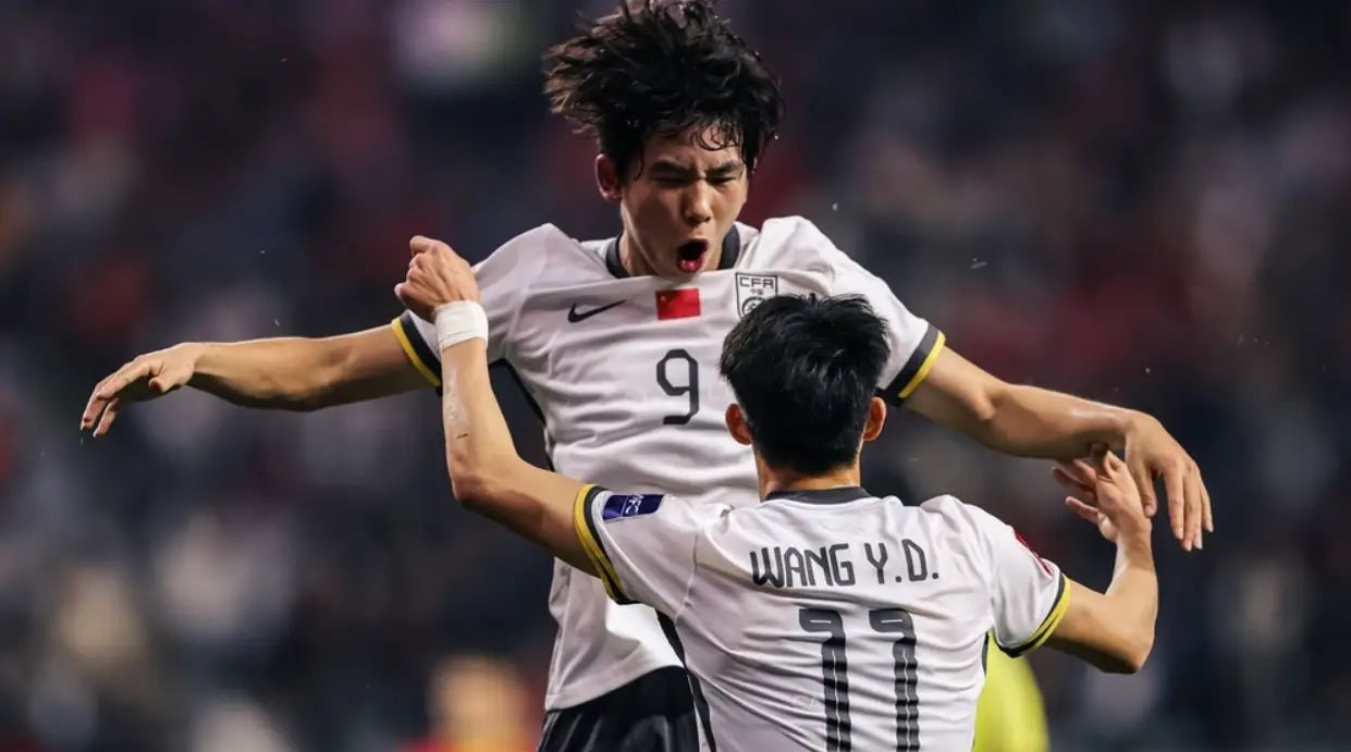 比赛中双方展开争夺，场面火爆激烈