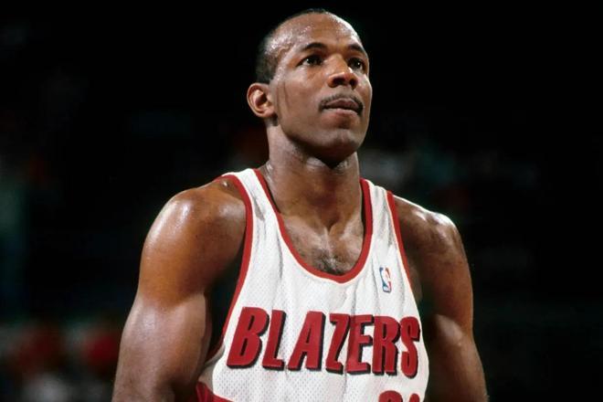 球队青年球员崭露头角，成为关键先生