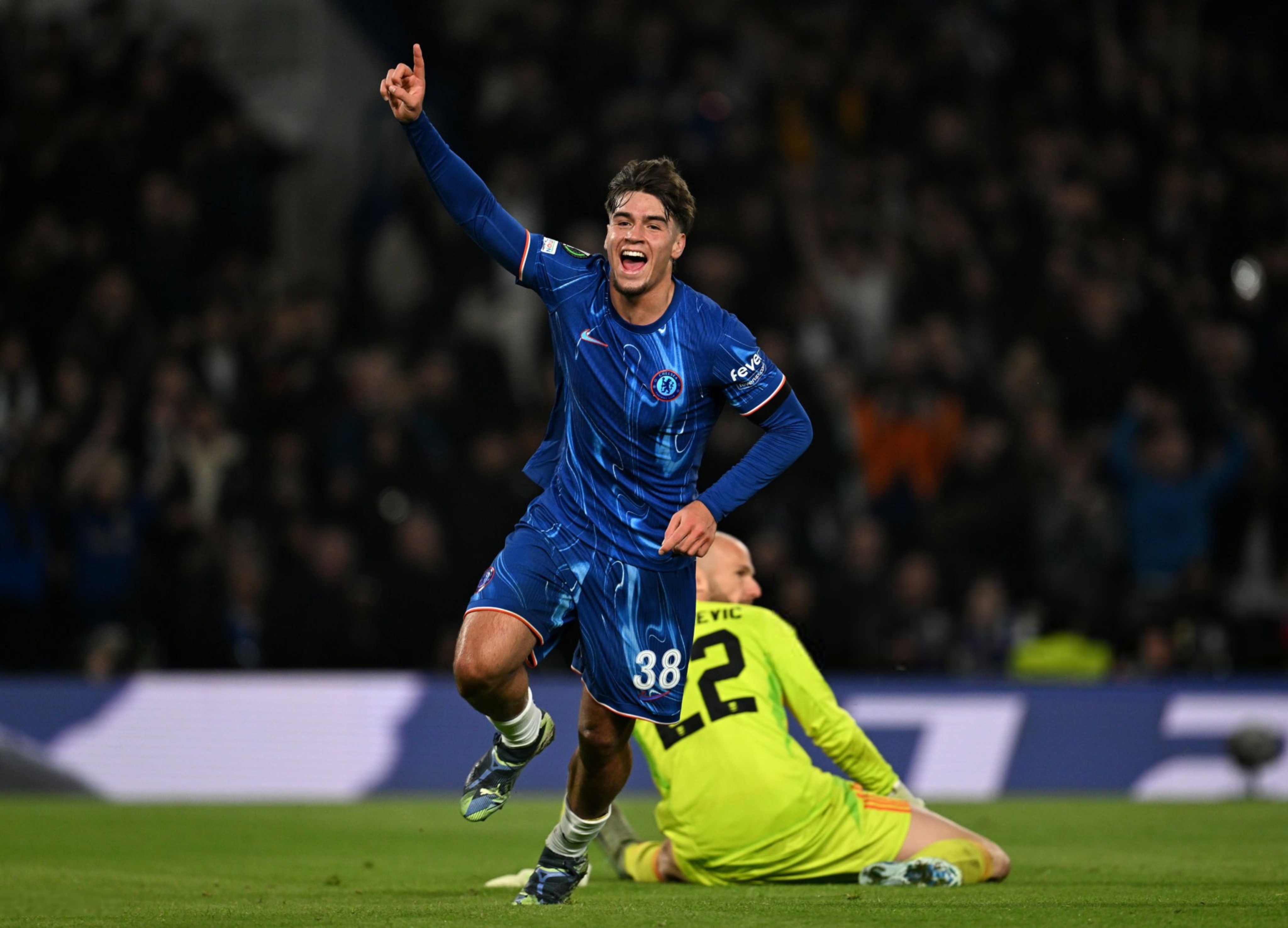 开云体育app-切尔西惊险逆转，成功晋级淘汰赛