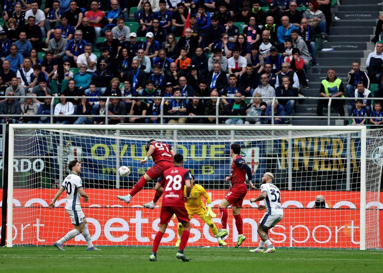 关于米兰球员在比赛中出现失误,球迷纷纷呼吁加强训练的信息 关于米兰球员在比赛中出现失误,球迷纷纷呼吁加强训练的信息