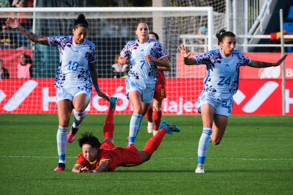 开云体育APP下载-国际友谊赛上，女足球员奉献精彩比赛