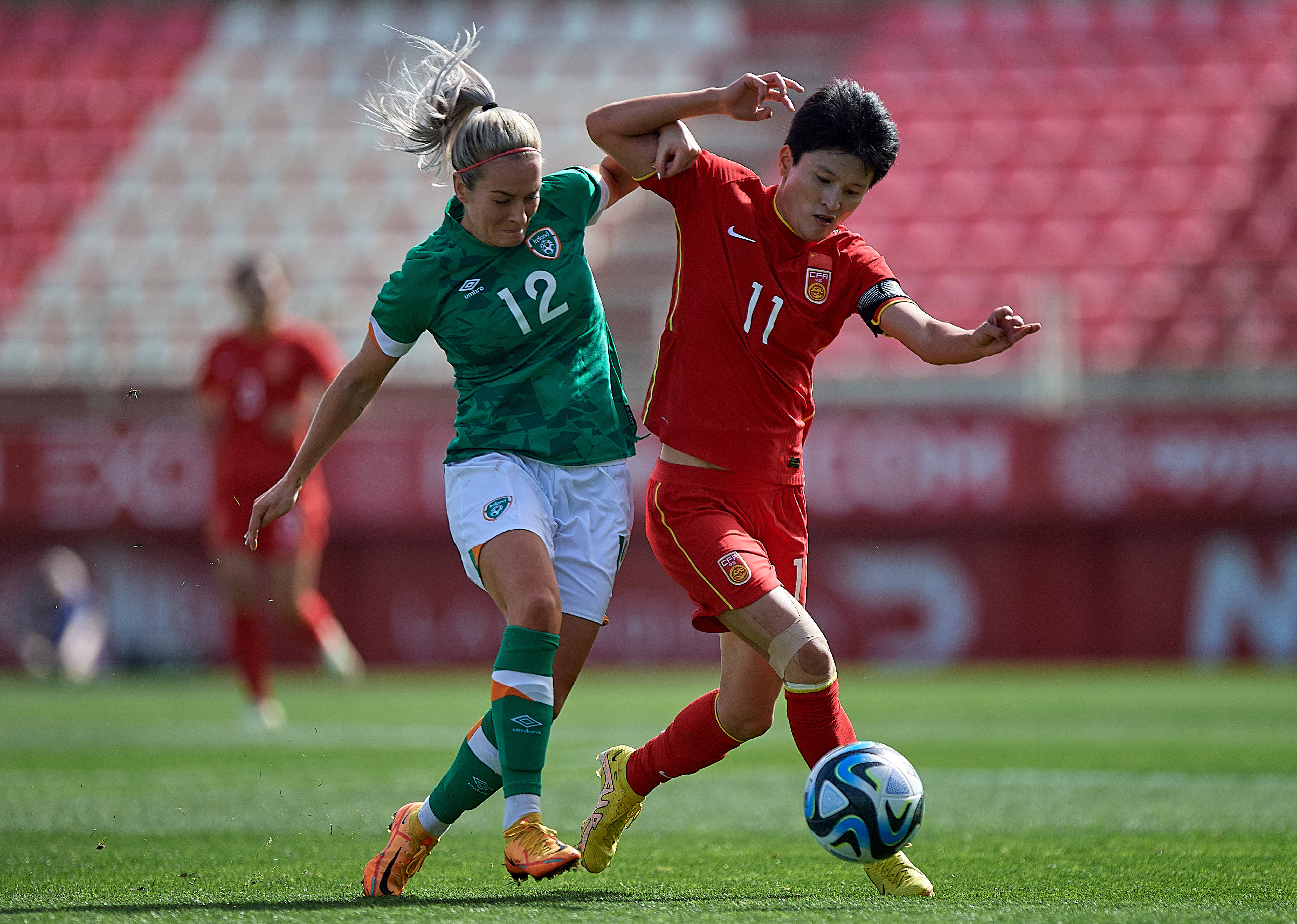 国际友谊赛上,女足球员奉献精彩比赛 国际友谊赛上,女足球员奉献精彩比赛