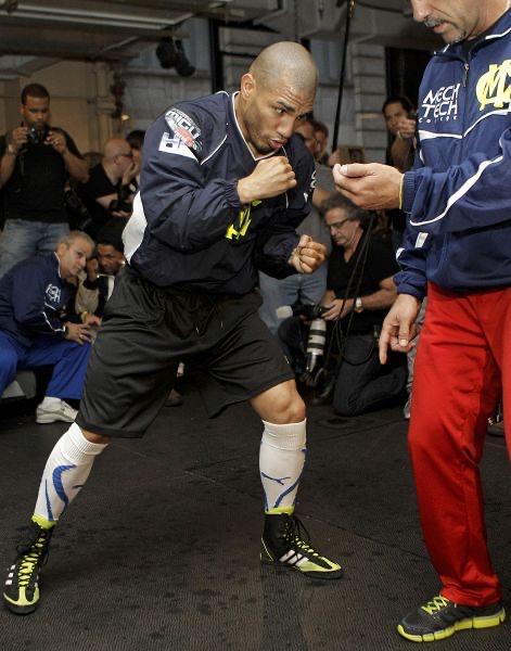 开云体育在线-古巴拳击选手战胜对手，笑傲擂台