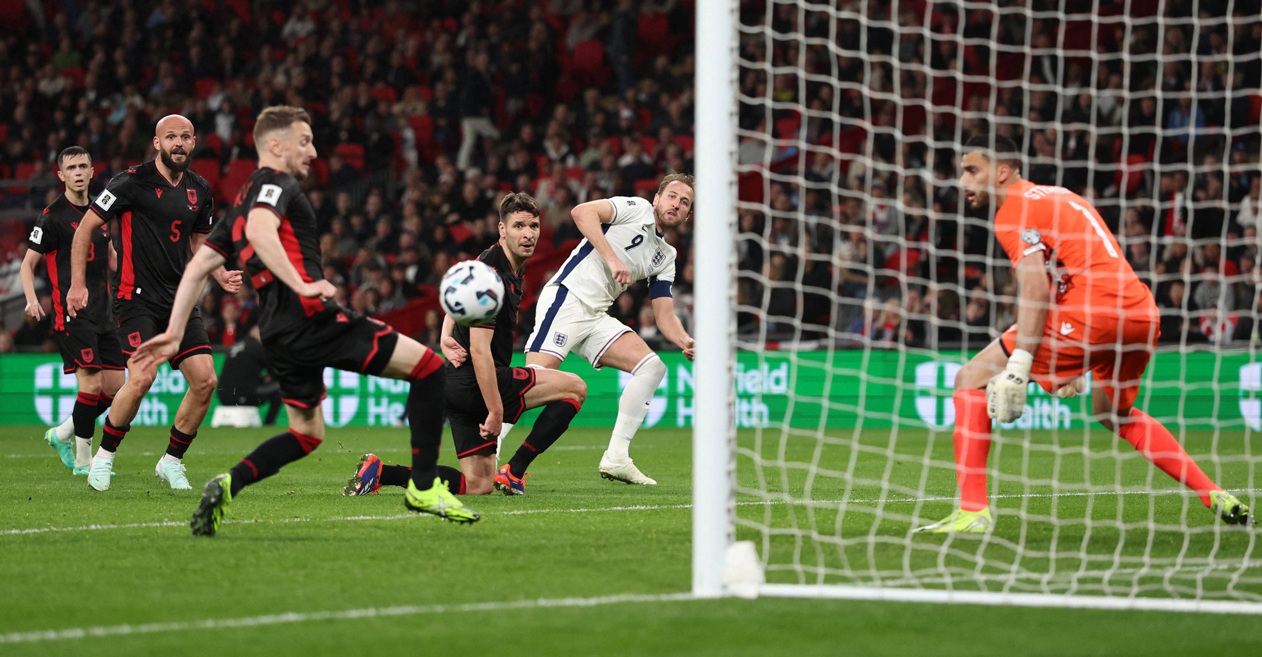 英格兰对决俄罗斯展开激烈争夺