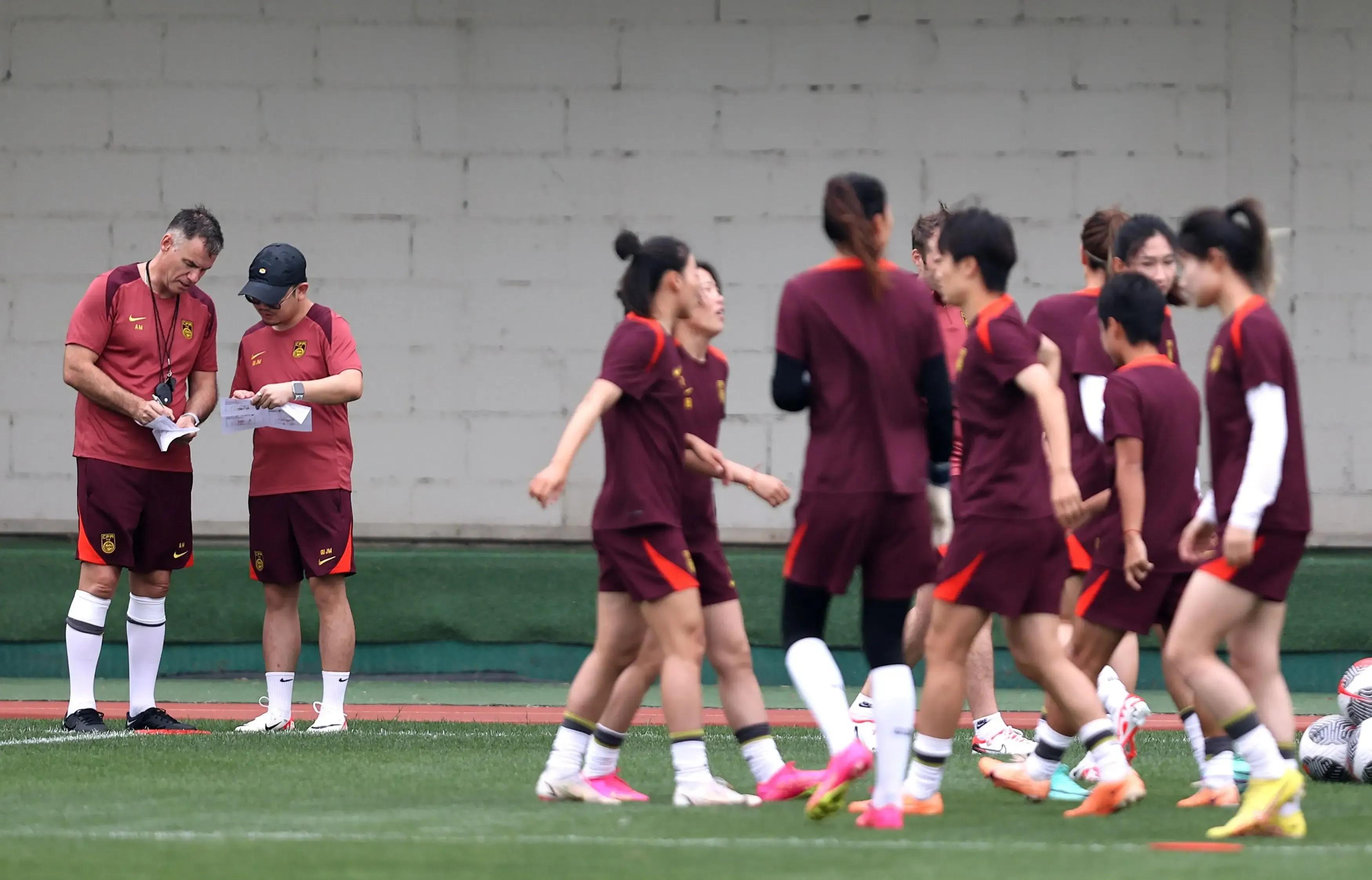 开云体育入口-热门女足比赛中球员个个拼尽全力，展现实力的简单介绍