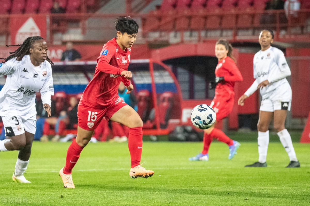 热门女足比赛中球员个个拼尽全力，展现实力的简单介绍