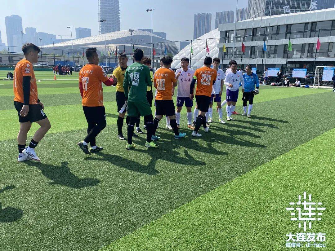 比赛进入白热化阶段，球员拼尽全力