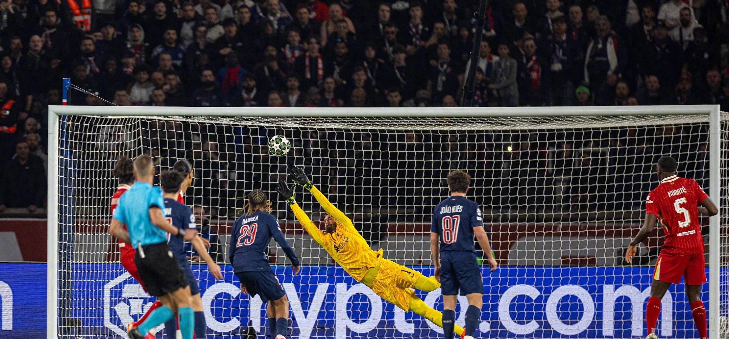 利物浦前锋犀利射门,助球队实现绝对胜利 利物浦前锋犀利射门,助球队实现绝对胜利