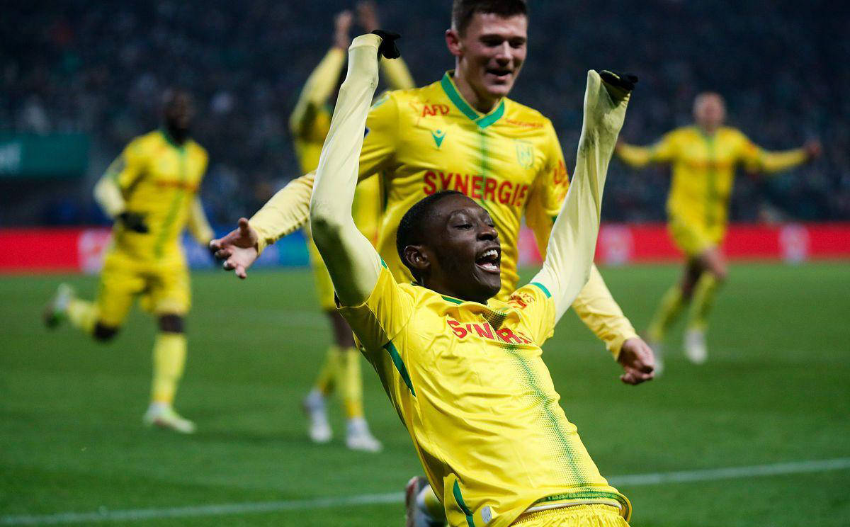 包含里尔凭借出色的表现击败了南特，取得了一场胜利的词条