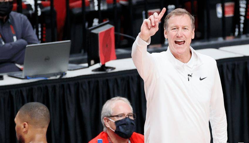 包含开拓者内讧升级，队长因不满主帅战术被禁赛的词条