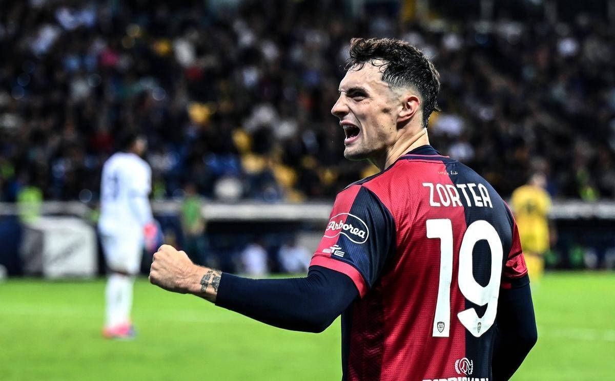 意甲赛场上扣人心弦，球员全力以赴