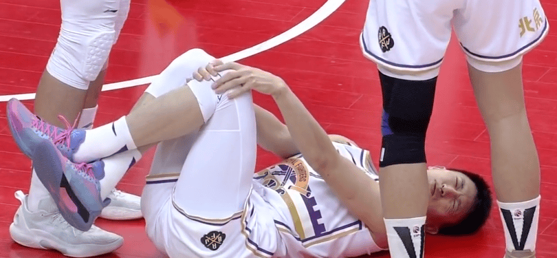 开云下载-CBA球员实力较量，激烈对抗充满激情赛场燃烧