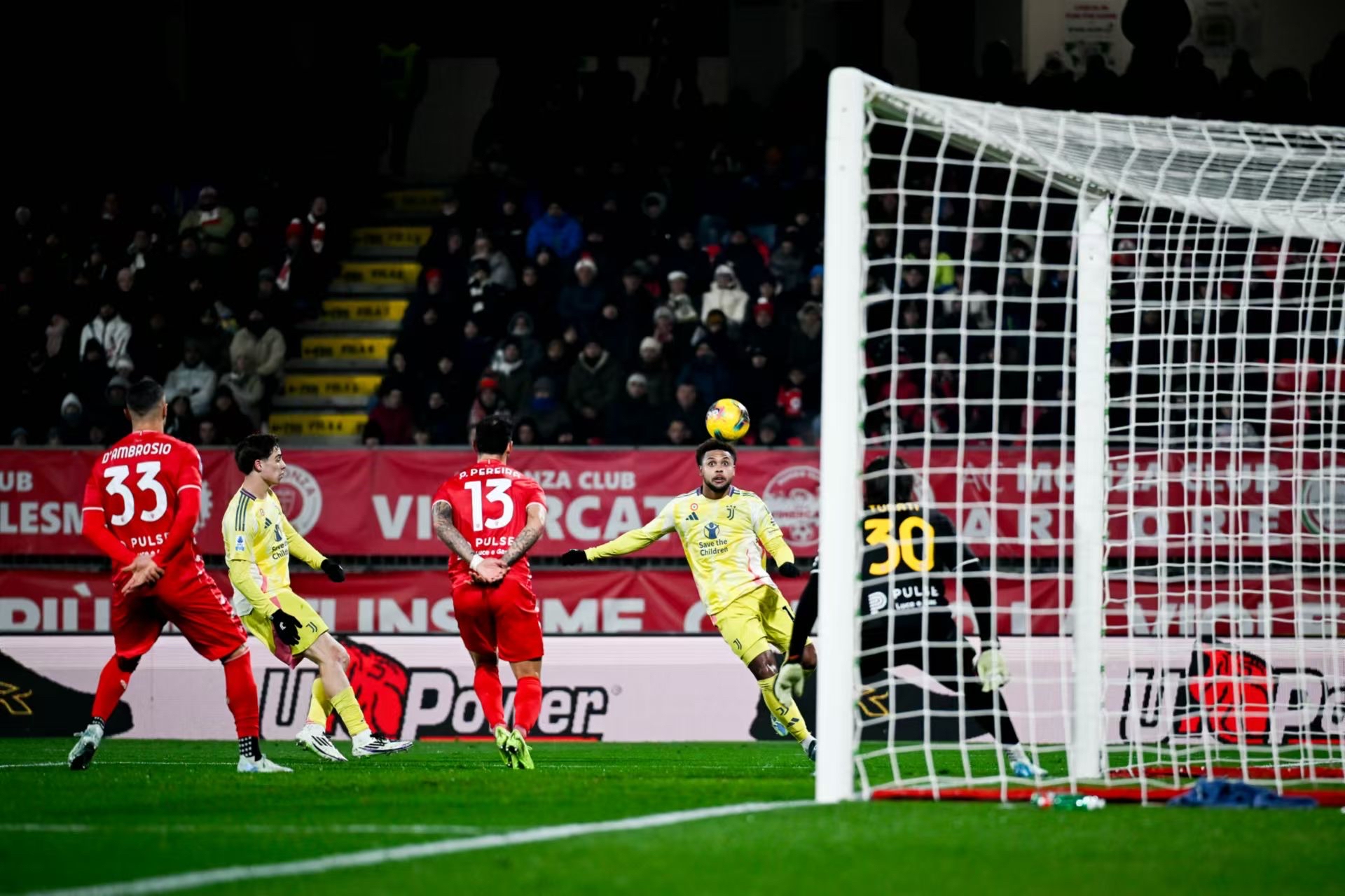 关于佛罗伦萨遭遇主场阻击，球迷呐喊助威的信息