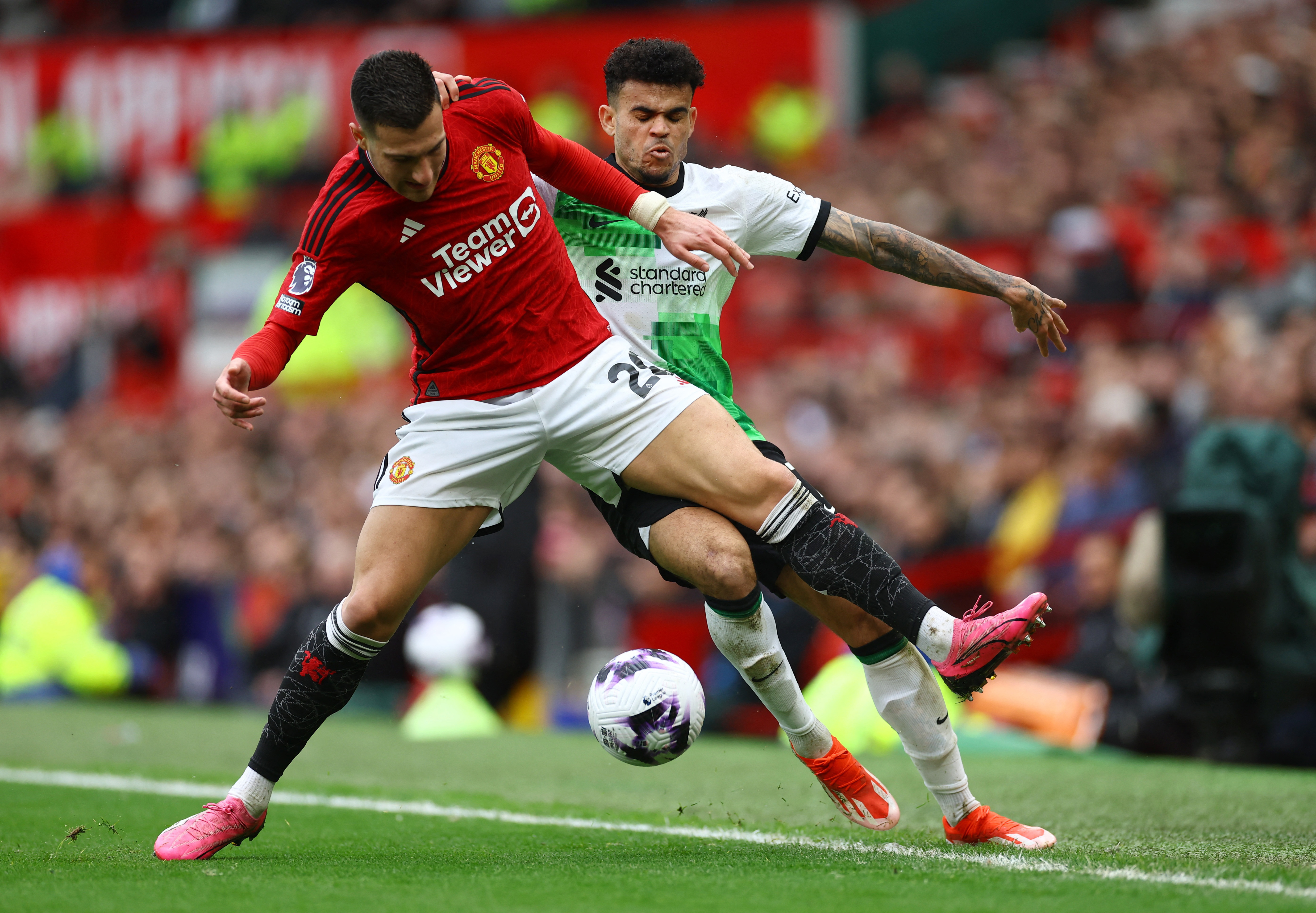 曼联压哨绝杀，英格兰足球联赛战绩亮眼