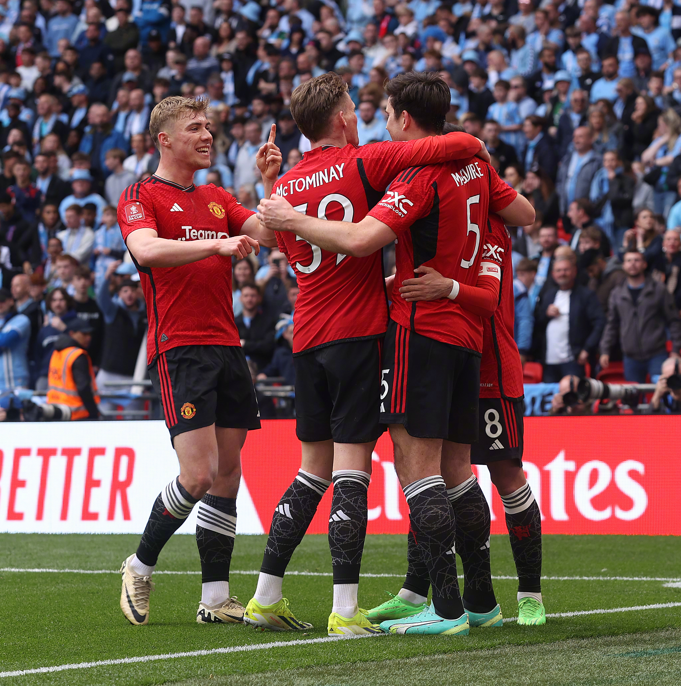 开云体育下载-英格兰队战胜对手，球迷欢呼雀跃