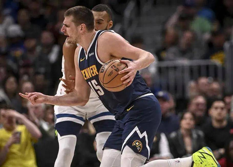 英格兰队战胜对手，球迷欢呼雀跃