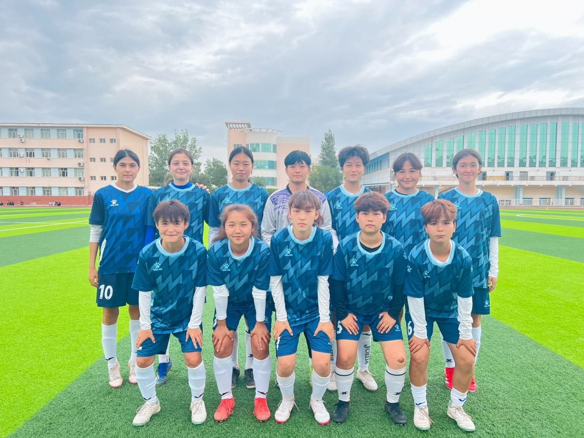 赛场上,女队呈现出出色的团结与拼搏 赛场上,女队呈现出出色的团结与拼搏