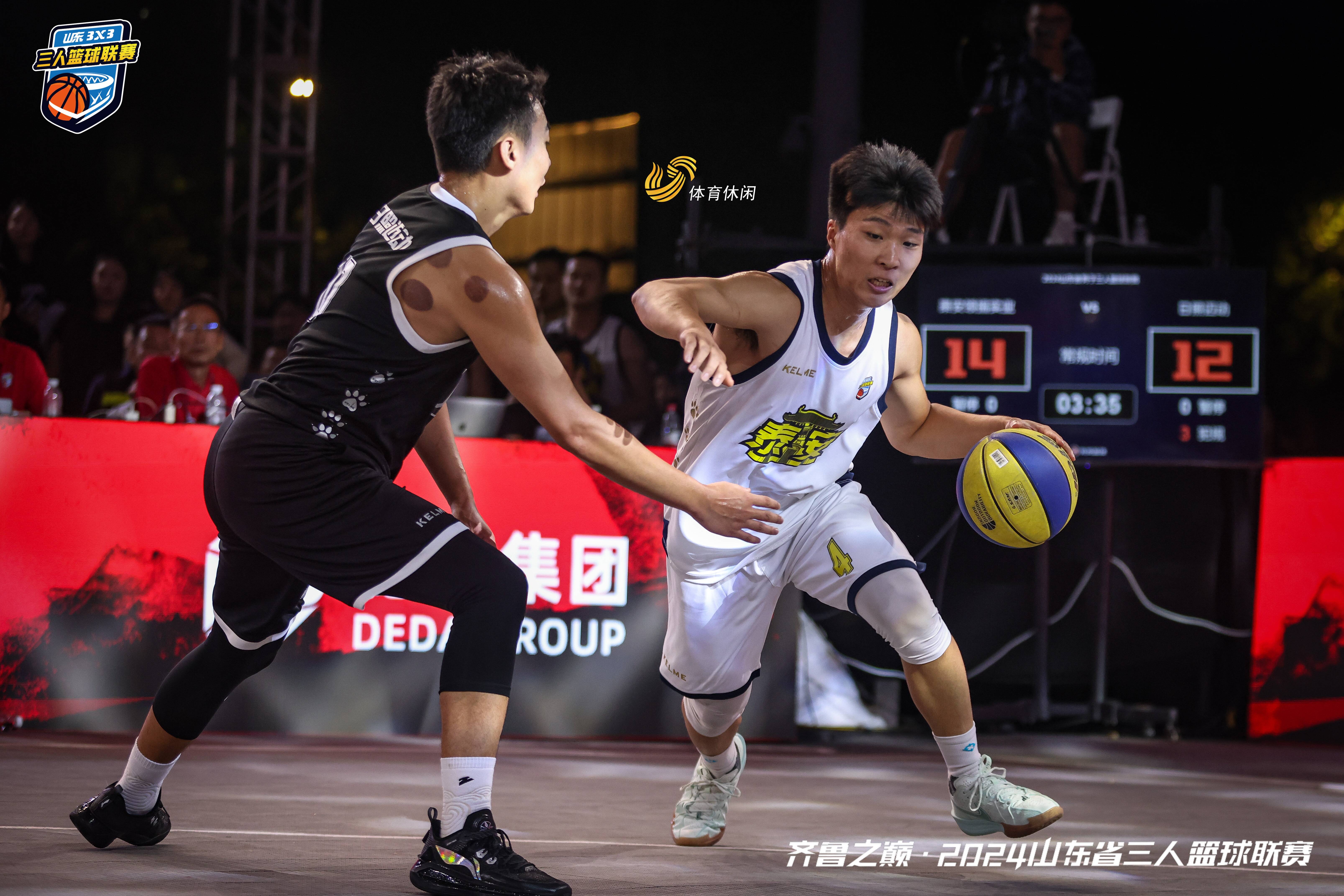 球员们在比赛中尽展拼搏精神