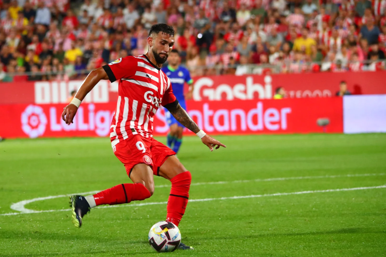 瓦朗谢纳主场告捷，升至积分榜前列