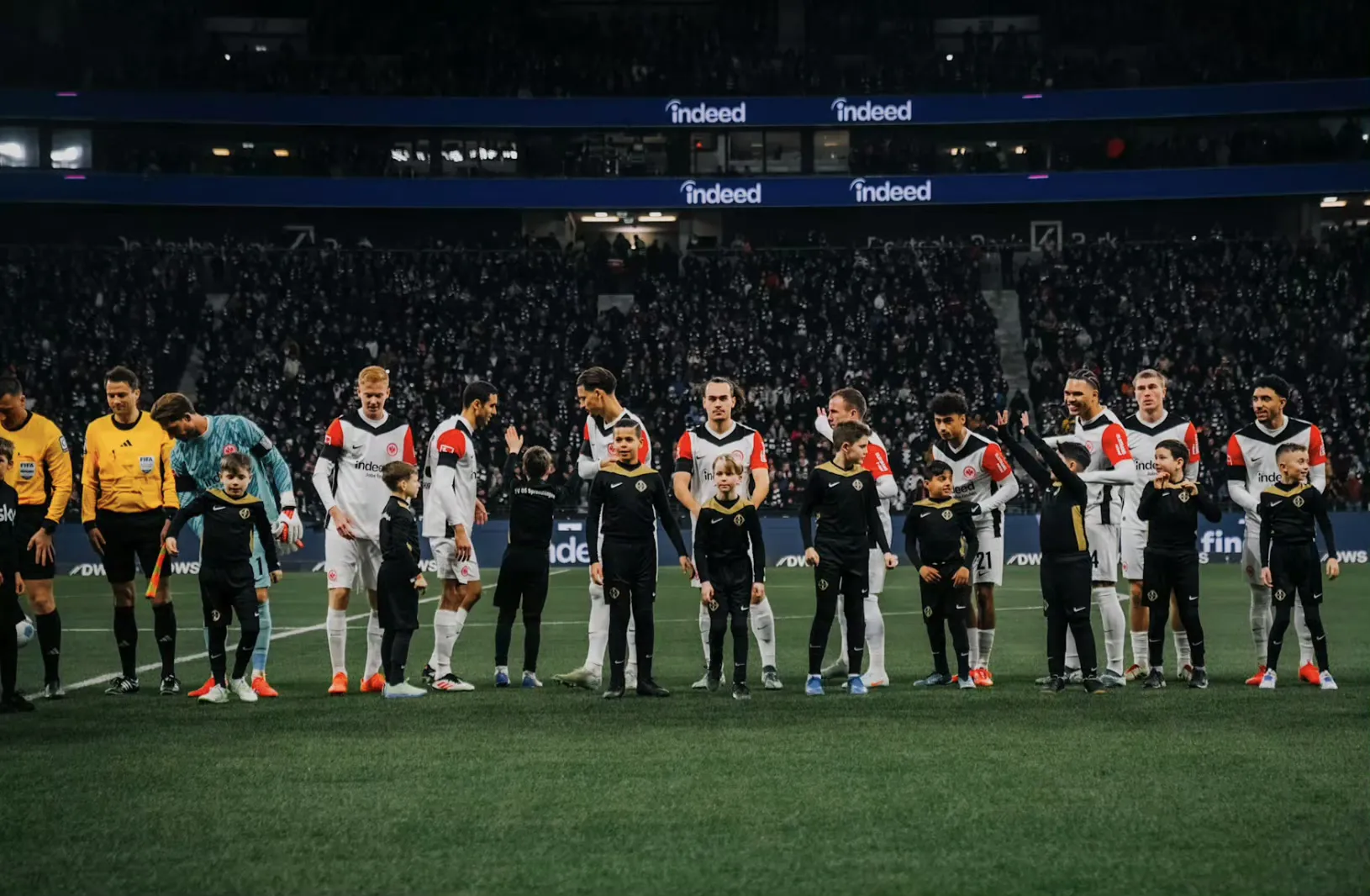 多特蒙德主场1-0战胜了法兰克福,实现胜利 多特蒙德主场1-0战胜了法兰克福,实现胜利