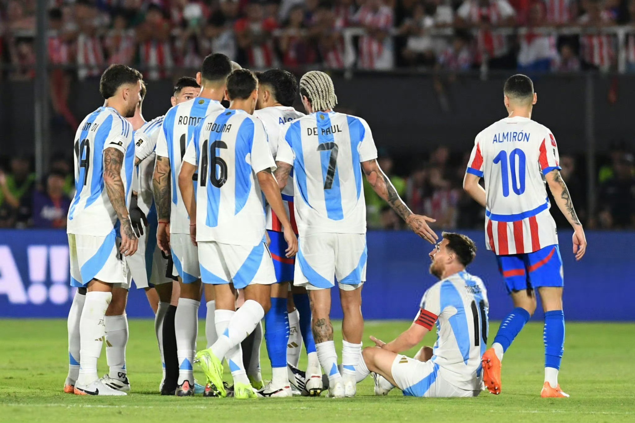 阿根廷足球队闪耀舞台，意气风发