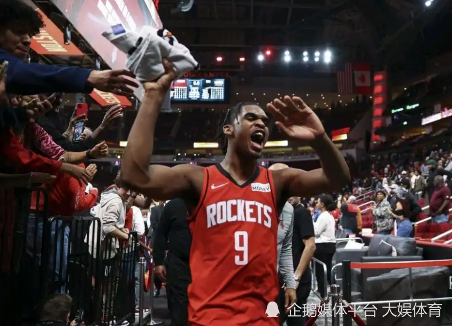 开云体育下载-小牛新秀上演精彩突破，球队终结连败