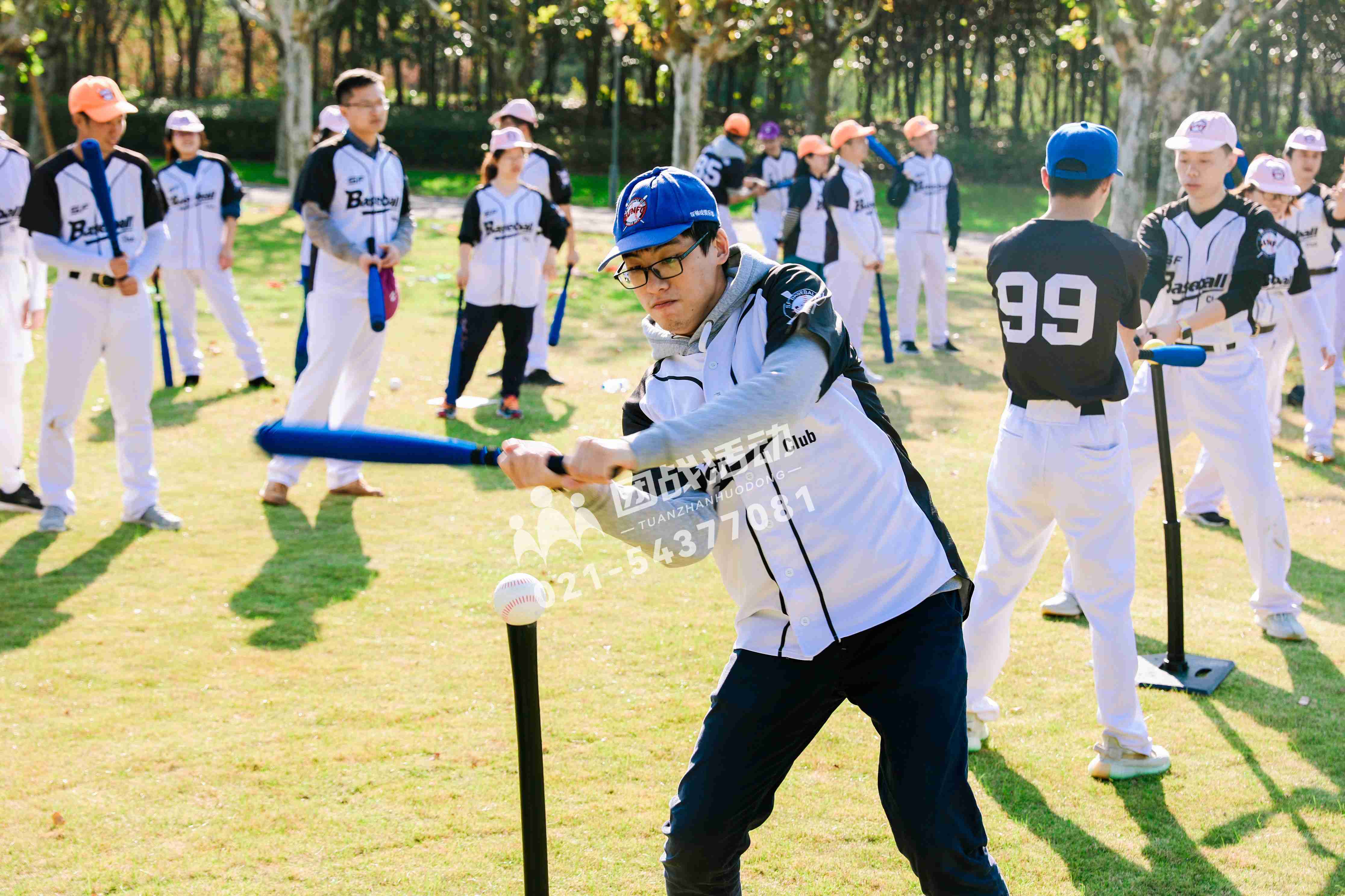 队员们团结协作，共同赢得比赛