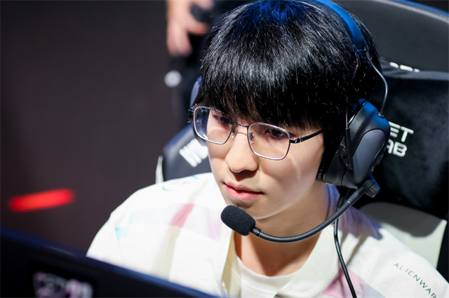 CLG血洗BLG,Elk完成史诗逆转顶尖较量小组赛,强势挺进下一轮 CLG血洗BLG,Elk完成史诗逆转顶尖较量小组赛,强势挺进下一轮