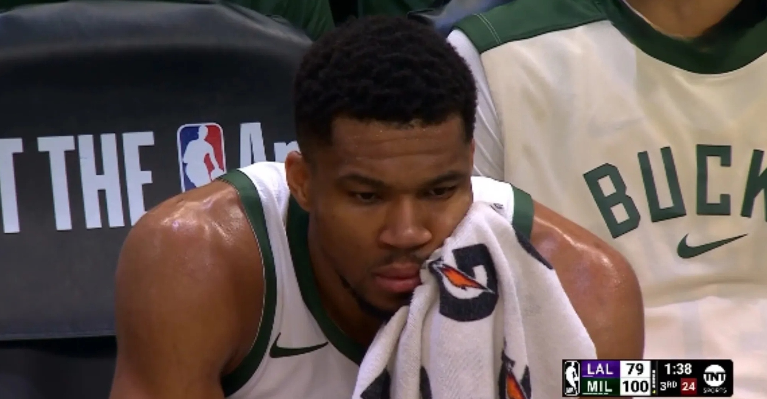 开云下载-雄鹿击败湖人，结束四连败