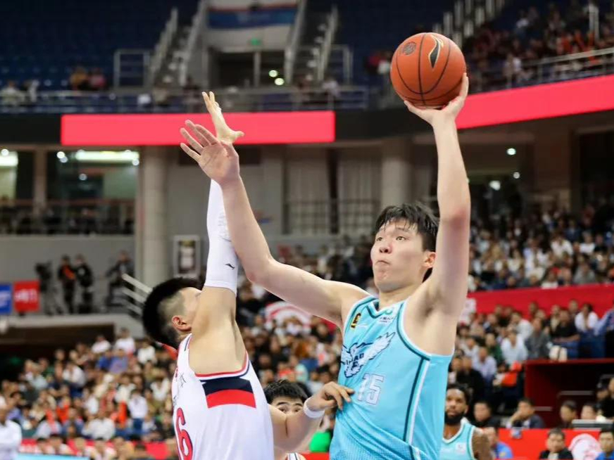 开云体育官网-青岛队逆转广东队，赢得关键比赛