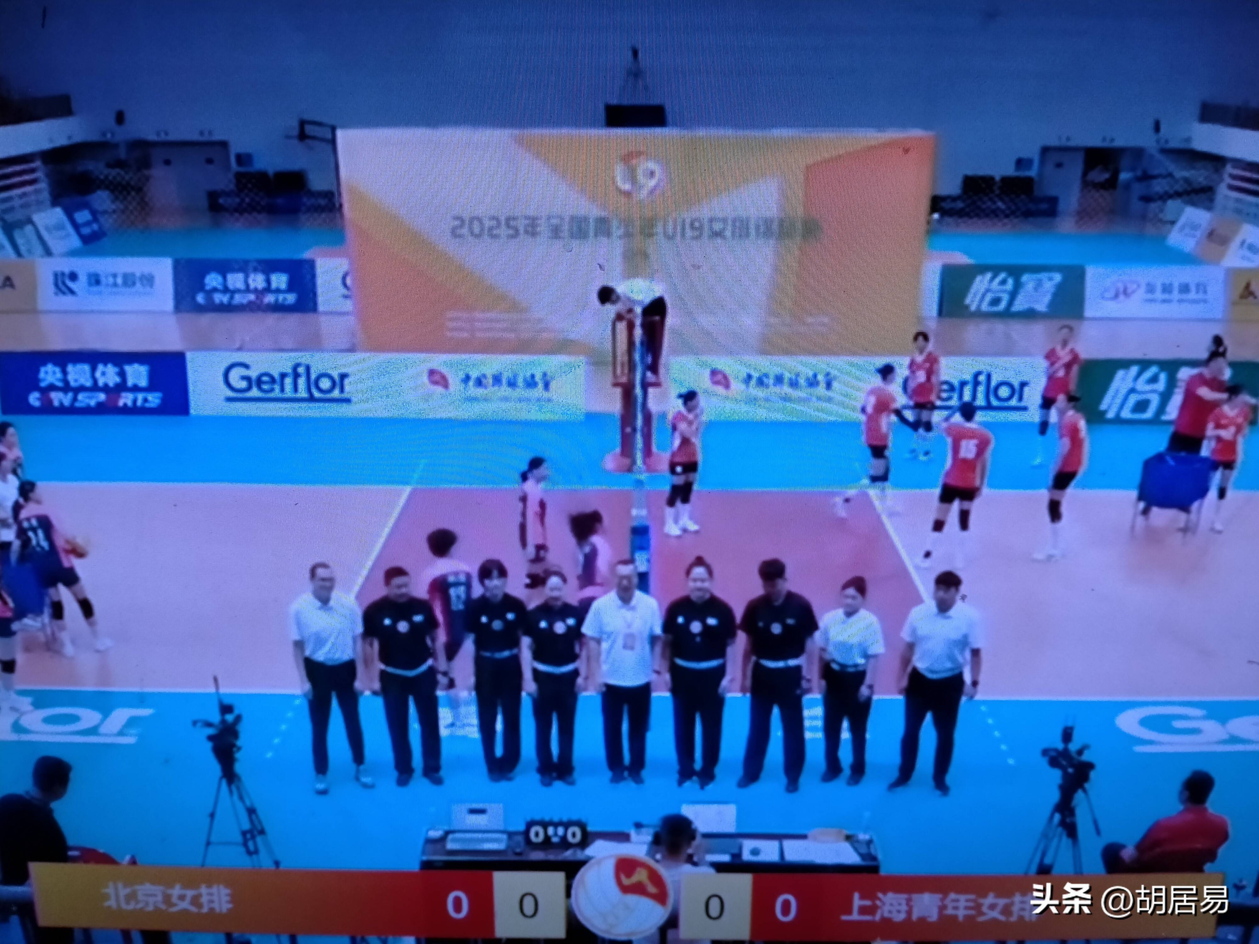 北京队与上海队在场上激烈对抗,最终以胜利结束比赛 北京队与上海队在场上激烈对抗,最终以胜利结束比赛