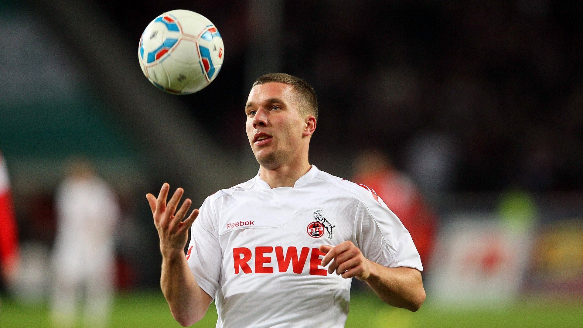 旧王黄昏与新神黎明，当阿斯顿马丁的铁蹄踏过银箭，一位天才正撕开F1的天幕